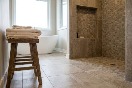 Salle de bain moderne avec carrelage grand format en grès cérame greige et mosaïque décorative dans la niche de douche