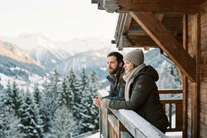 Couple en hiver sur un balcon alpin à Morzine